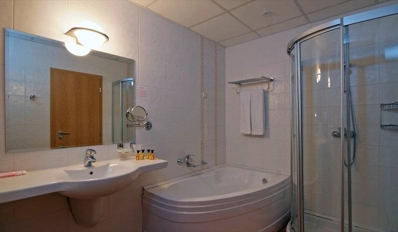 Badezimmer im Sol Nessebar Palace All Inclusive Hotel mit Badewanne, Dusche und Waschbecken.