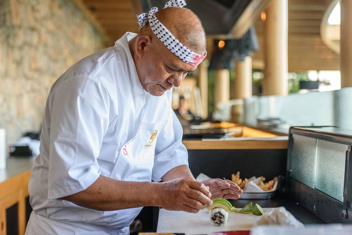 Ein Koch bereitet Sushi im Royal Marmin Bay Boutique Hotel zu.
