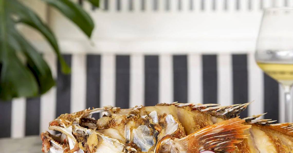 Gebratener Fisch auf einem Teller im Gran Melia Palacio de Isora Hotel