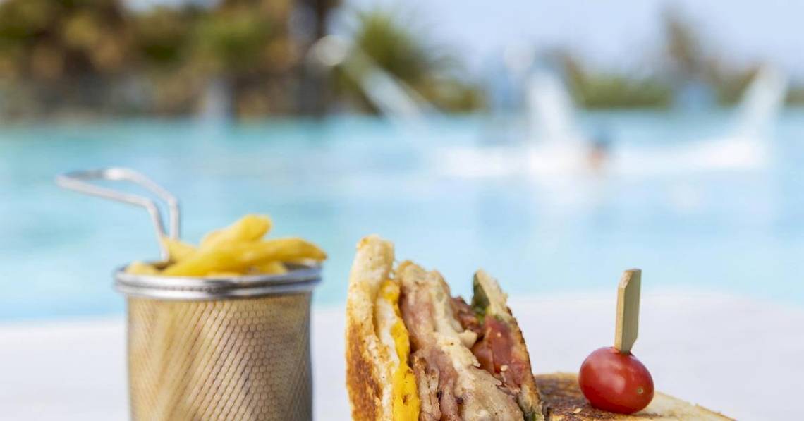 Gran Melia Palacio de Isora Sandwich am Pool mit Pommes und Cocktailtomate