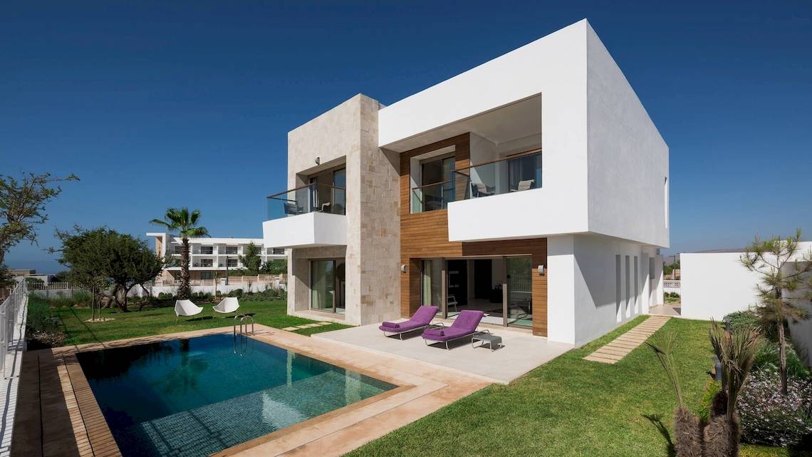 Modernes Ferienhaus von Hyatt Place Taghazout Bay mit Swimmingpool und Loungebereich im Freien.