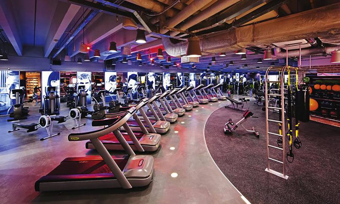 Innenansicht des Fitnessstudios im Jumeirah Emirates Towers Hotel mit mehreren Laufbändern und Trainingsgeräten.