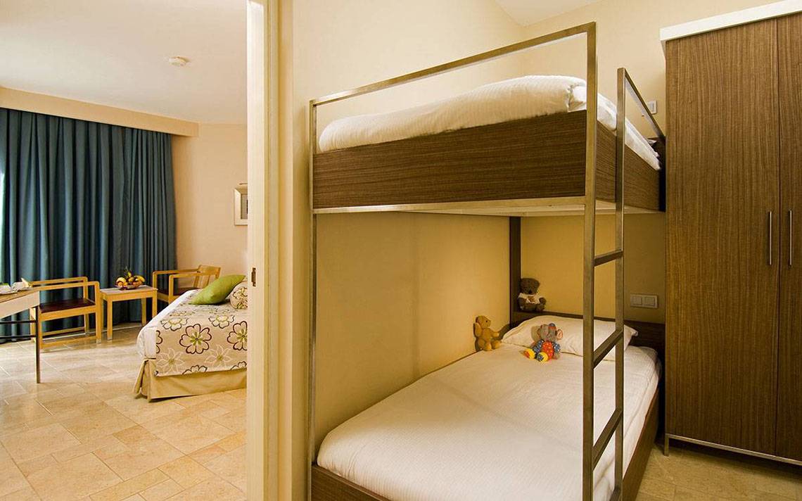 Schlafzimmer mit Doppelstockbett im Blue Waters Club Hotel.