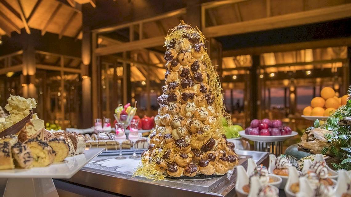 Dessert-Buffet im Innahura Maldives Resort mit einer großen Schokoladen-Baum-Desserte.