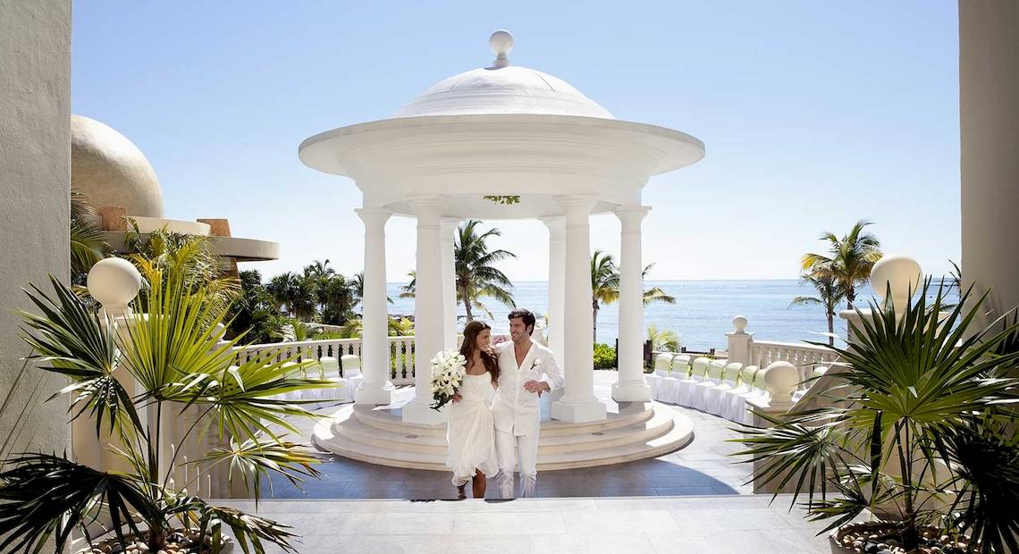 Hochzeitspaar vor einem Pavillon im Barcelo Maya Palace