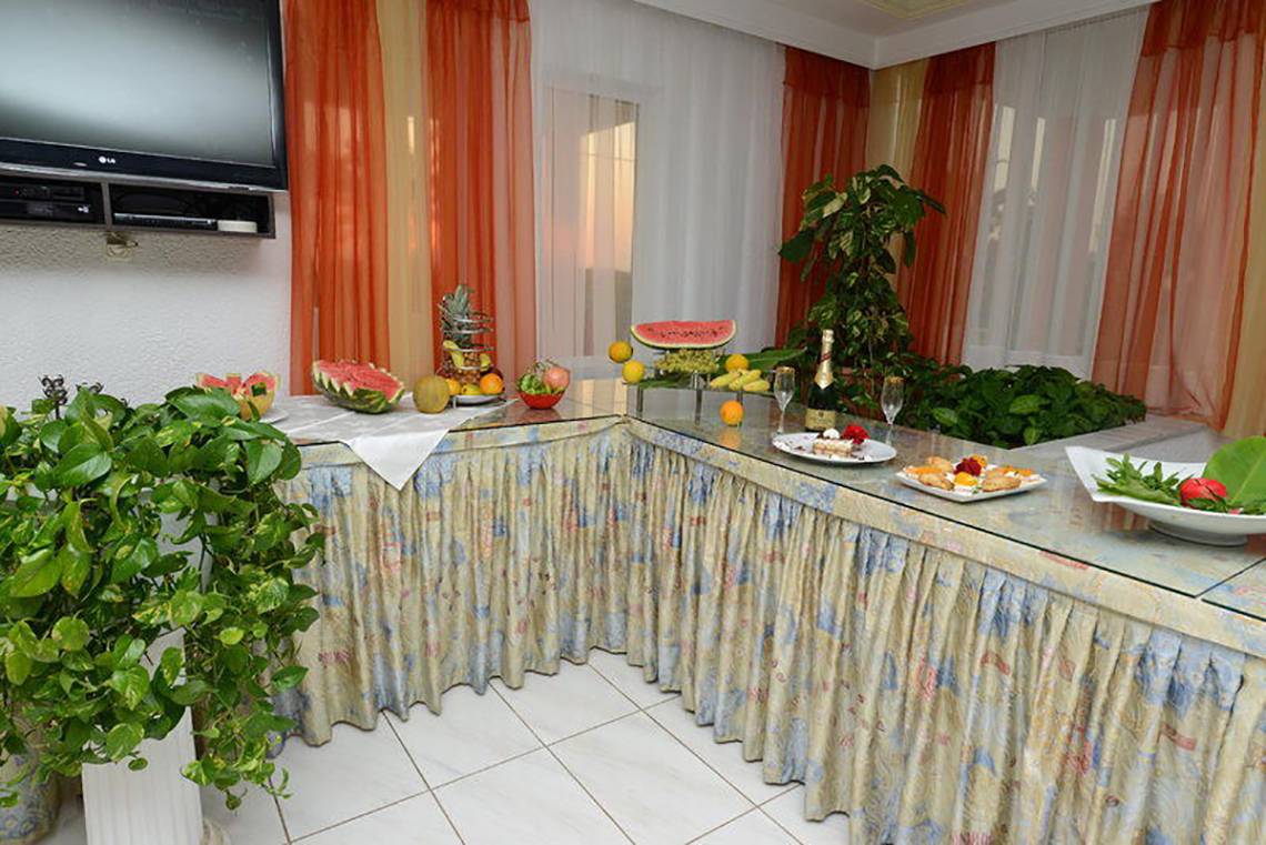 Speisetisch im Golden Star Hotel in Kos mit verschiedenen Früchten und Getränken.