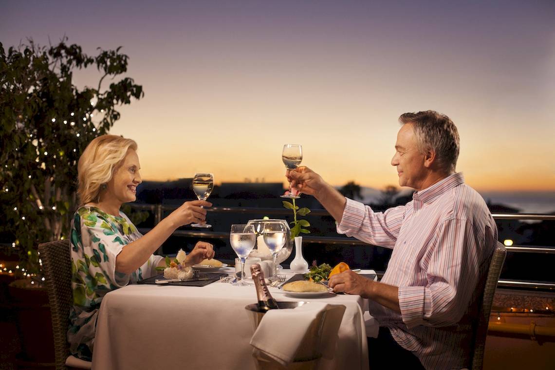 Paar genießt ein Abendessen unter dem Himmel im Hotel Botanico & The Oriental Spa Garden