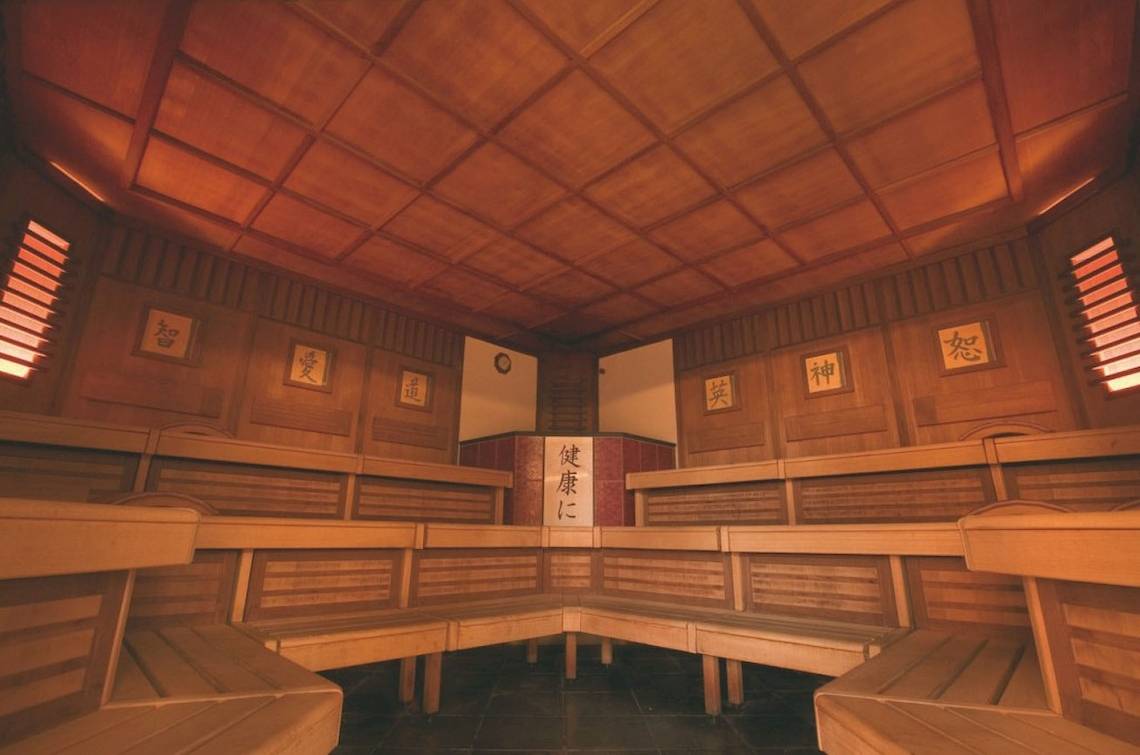 Innenansicht der Sauna im Botanico & The Oriental Spa Garden Hotel mit Holzwänden und Sitzbänken.