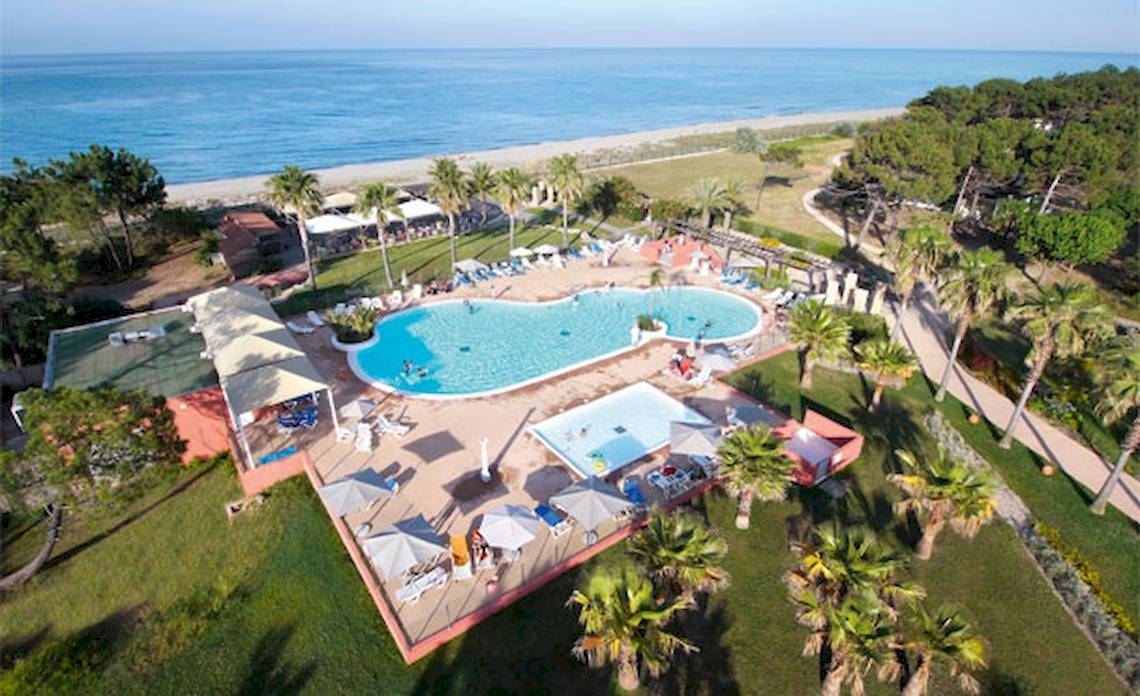 Luftaufnahme des Belambra Clubs Pineto Resorts mit Swimmingpool und Sonnenliegen am Strand