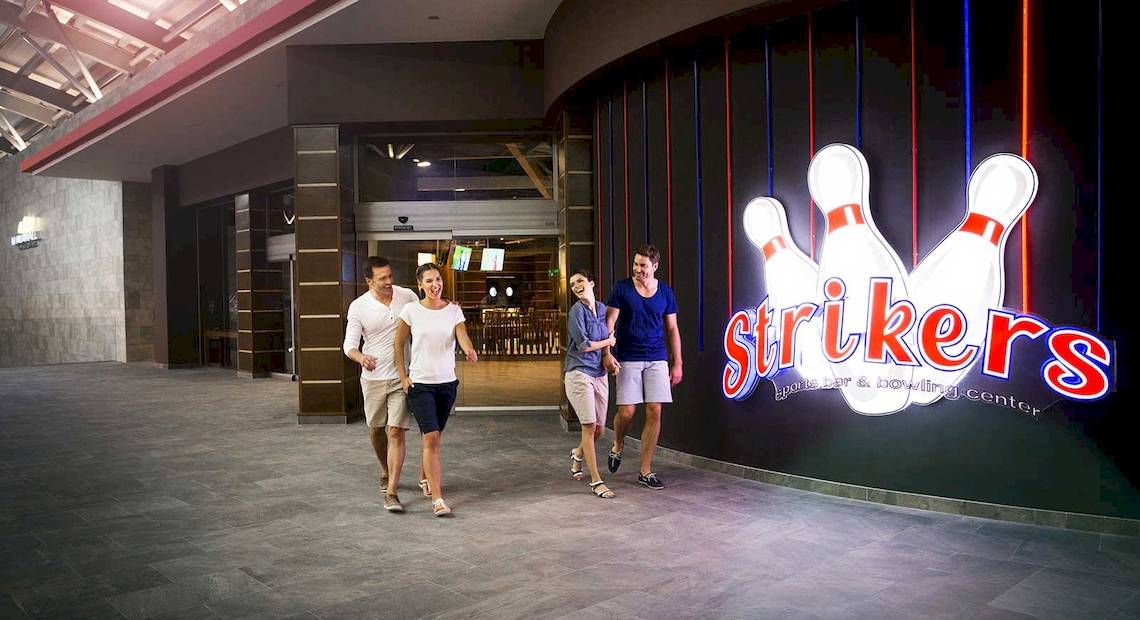 Familie vor dem Strikers Bowling Center im Barcelo Maya Palace Hotel