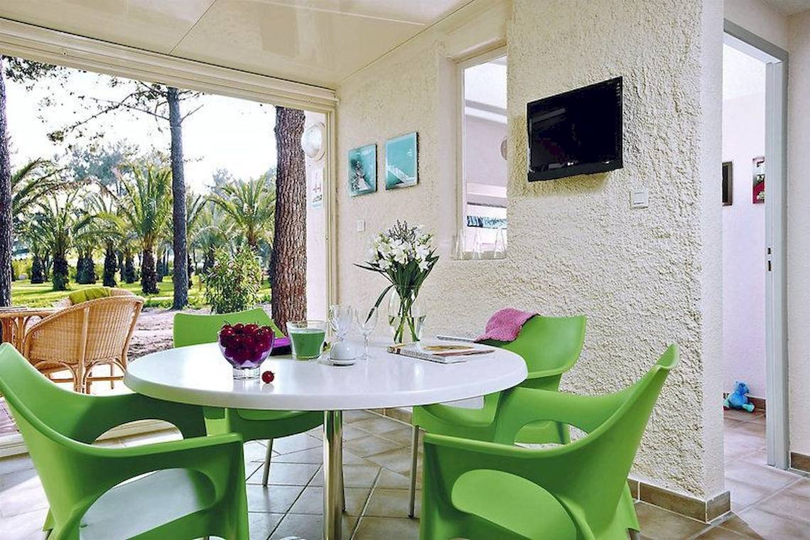 Esszimmer im Belambra Clubs Pineto Hotel mit Blick auf den Garten