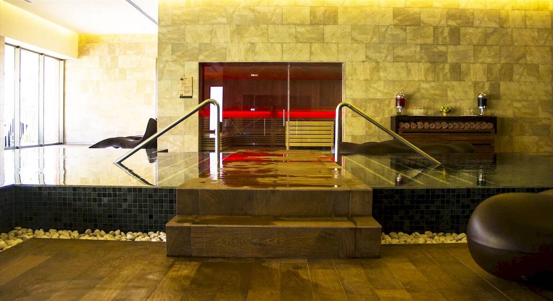 Spa-Bereich im Barcelo Maya Palace mit offenem Pool, Sauna und Lounge-Bereich.