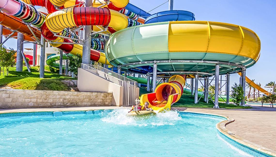 Wasserrutsche im Jaz Aquaviva Hotel mit zwei Personen im Boot