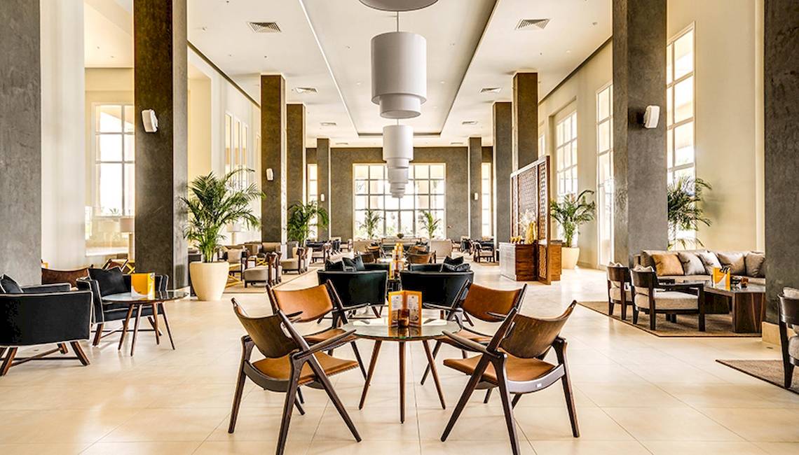 Lobbybereich des Jaz Aquaviva Hotels mit Möbeln und Pflanzen.