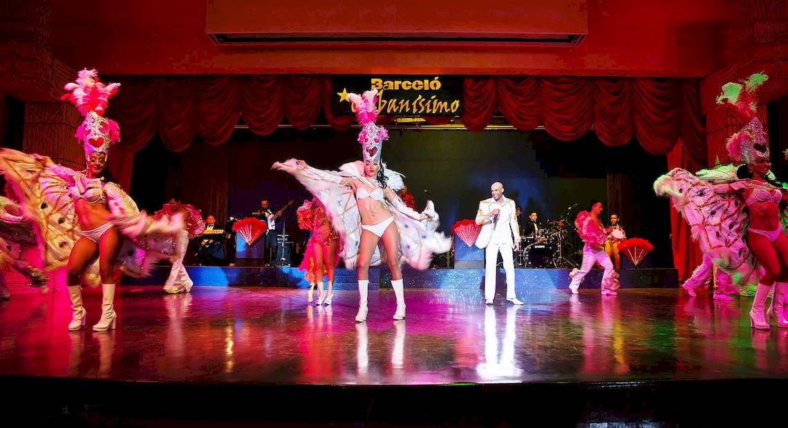 Barcelo Maya Palace Show mit Tänzerinnen und Musikern auf der Bühne