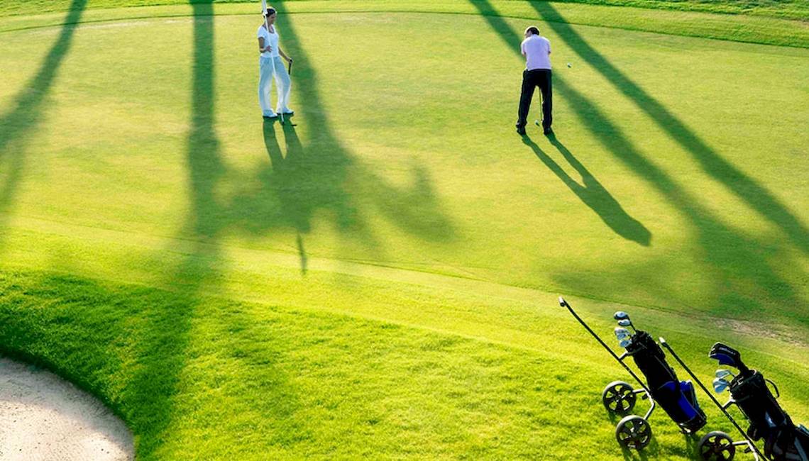 Zwei Golfspieler auf einem Golfplatz im Jaz Aquaviva Hotel.