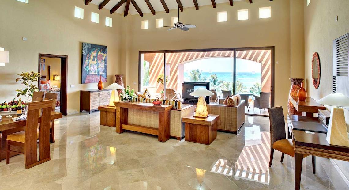 Wohnzimmer im Barcelo Maya Palace mit Blick auf das Meer und modernen Möbeln.