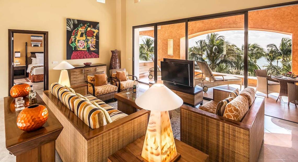 Wohnzimmer im Barcelo Maya Palace Hotel mit Blick auf den Ozean.