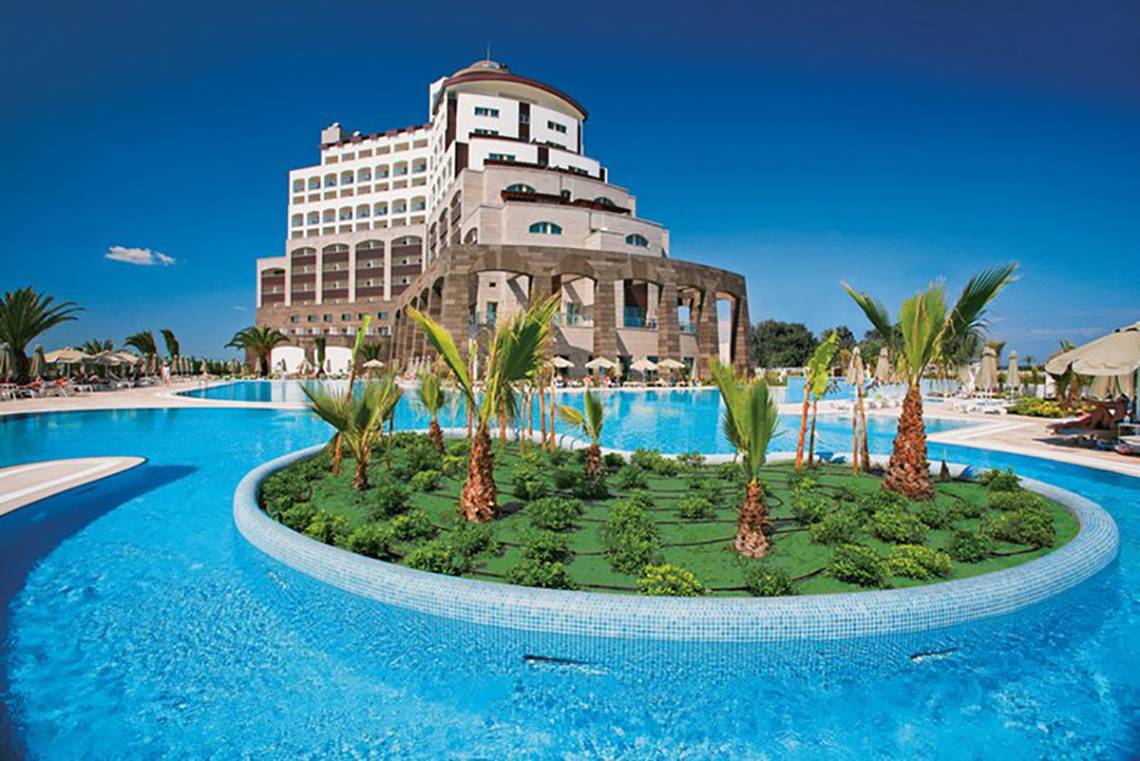 Außenbereich des Melas Lara Hotels mit großem Swimmingpool und Palmen