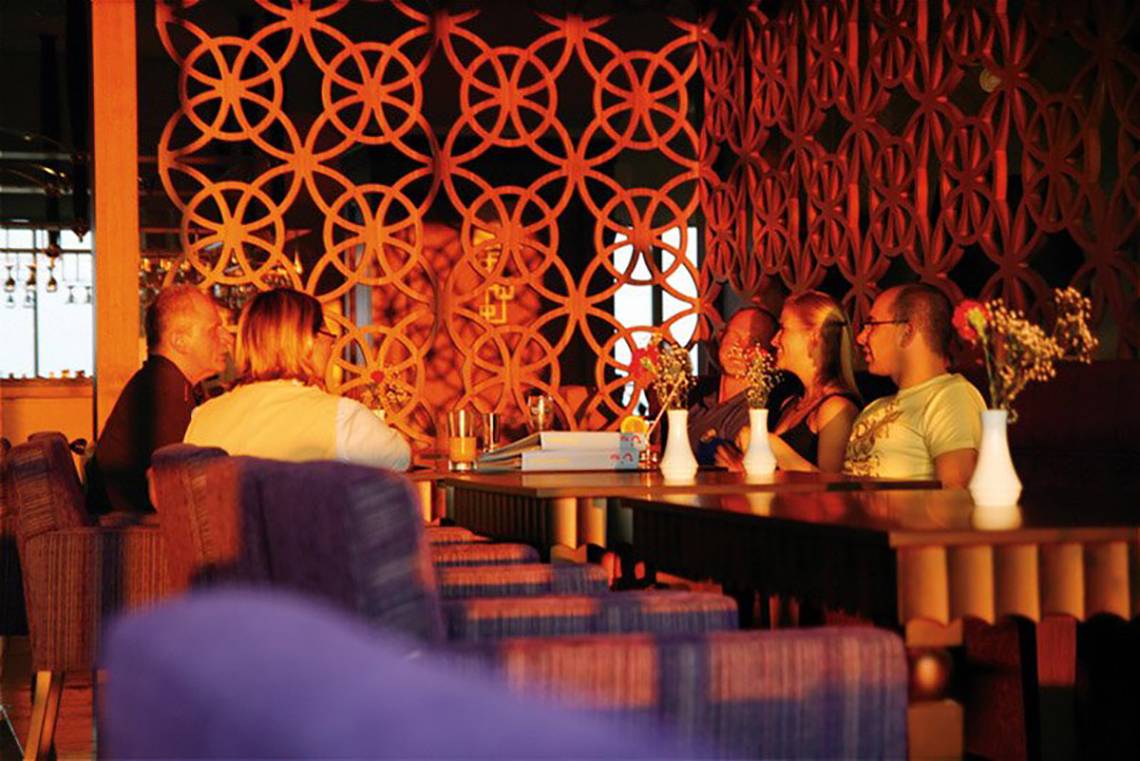Gäste sitzen in der Bar des Melas Lara Hotels und unterhalten sich.