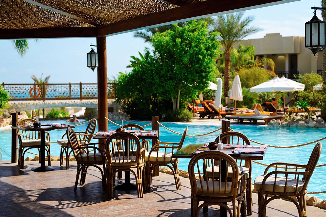 Außenterrasse des Grand Hotel Sharm El Sheikh mit Blick auf den Pool und die Gärten