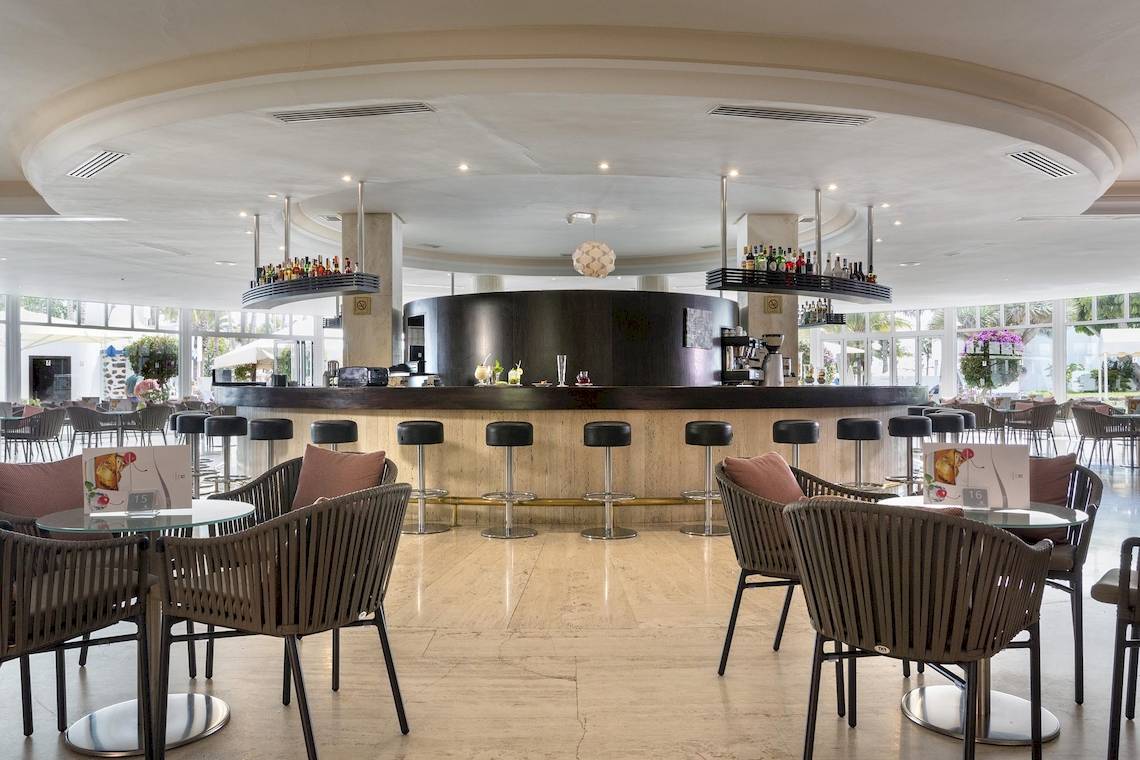 Innenbereich der Bar im Hipotels La Geria Hotel mit modernen Stühlen und einer Theke.