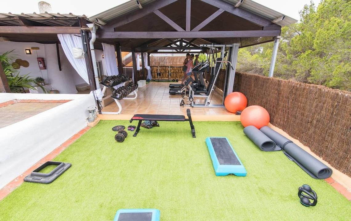 Außenbereich des Cala Martina Hotels mit Fitnessgeräten und Trainingszubehör.