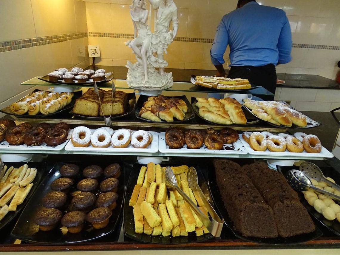 ROC Arenas Doradas Buffet mit verschiedenen Gebäcken und Kuchen.