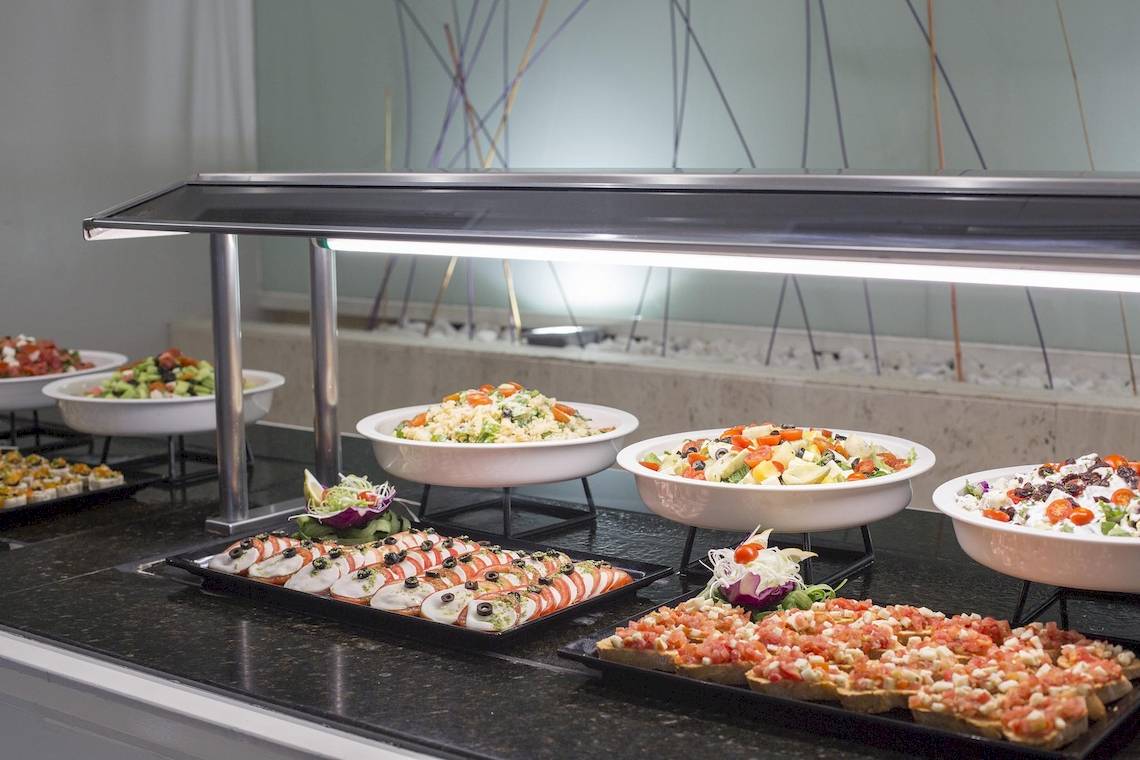 Buffet-Tisch mit verschiedenen Gerichten im Hipotels La Geria Hotel.