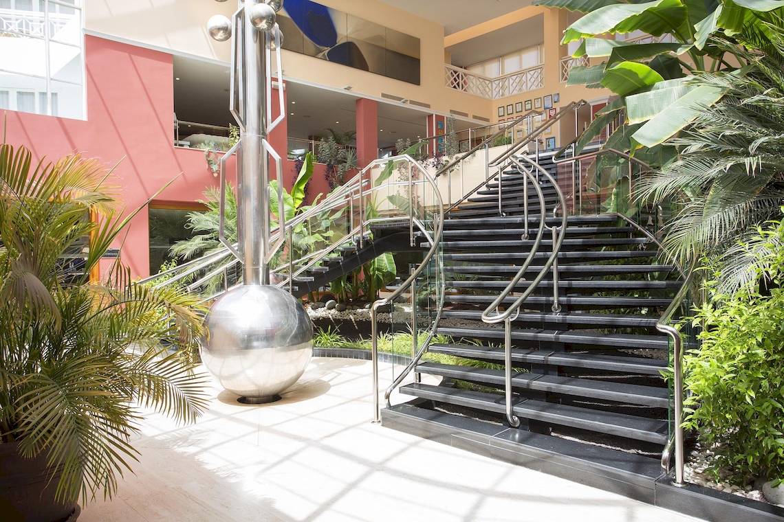 Eingangsbereich des Hipotels La Geria mit einer Treppe und einer silbernen Kugel.
