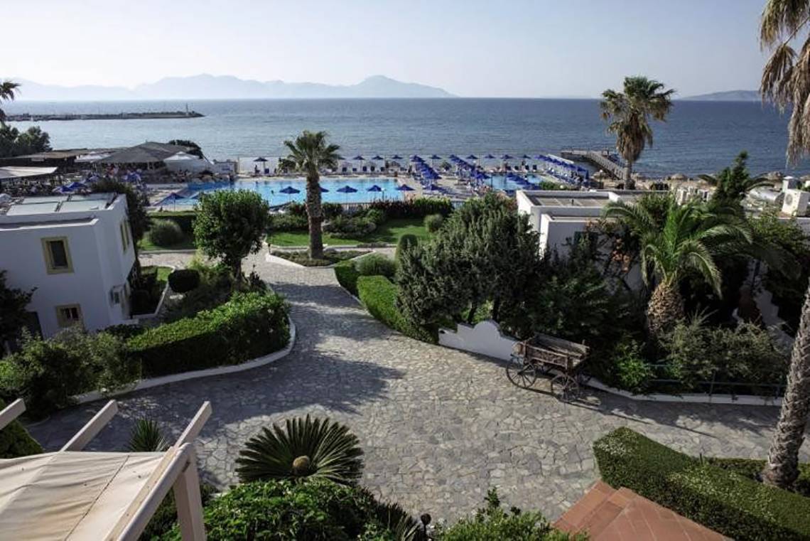 Luftaufnahme des Mastichari Bay Hotels mit Blick auf das Meer und den Pool.
