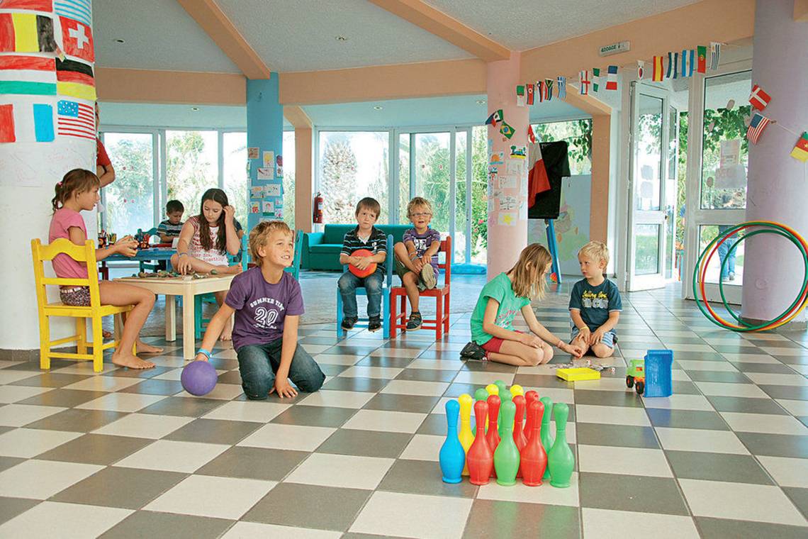 Kinder spielen in einem farbenfrohen Spielzimmer im Mastichari Bay Hotel.