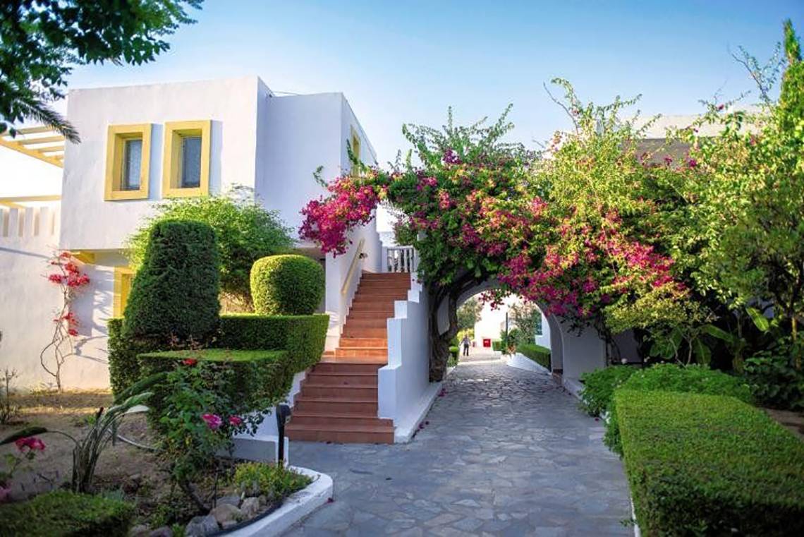 Foto des Eingangs zum Mastichari Bay Hotel mit Treppen und blumigen Dekorationen