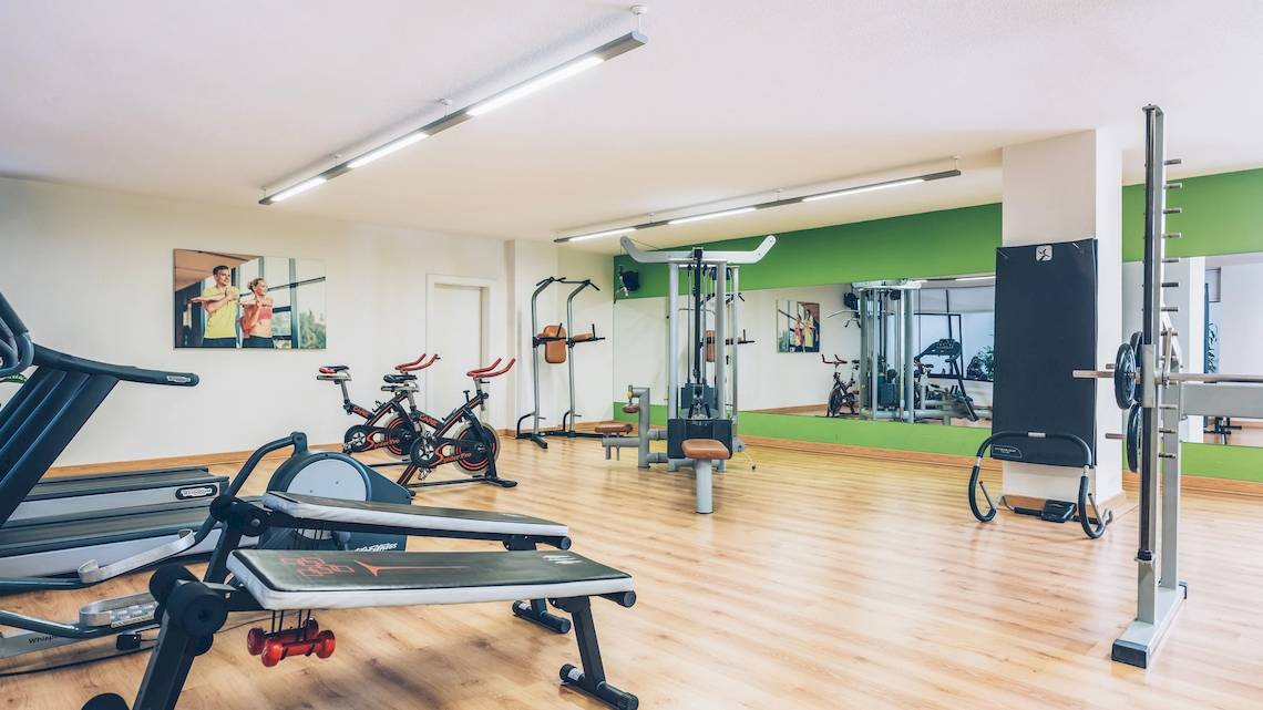 Fitness-Center im Iberostar Las Dalias Hotel mit verschiedenen Trainingsgeräten und Spiegeln.