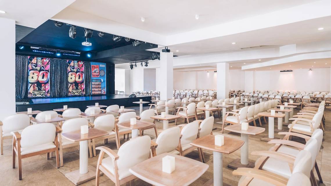 Konferenzraum im Iberostar Las Dalias Hotel mit Bühne, Sitzplätzen und Dekoration