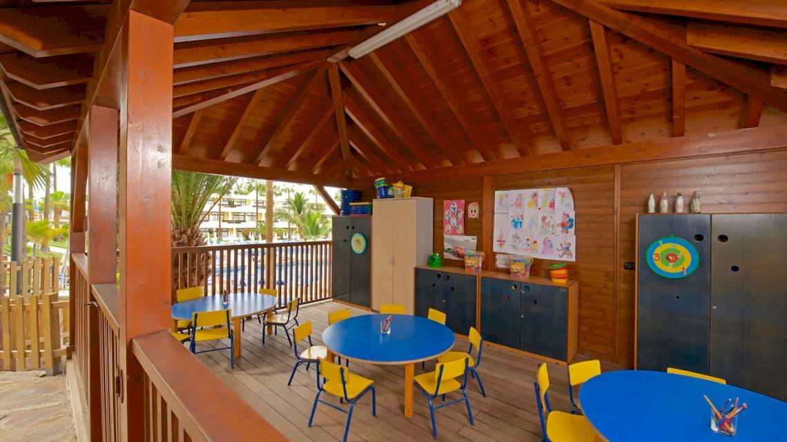 Kinderspielzimmer im Iberostar Las Dalias Hotel mit blauen Tischen und Stühlen.