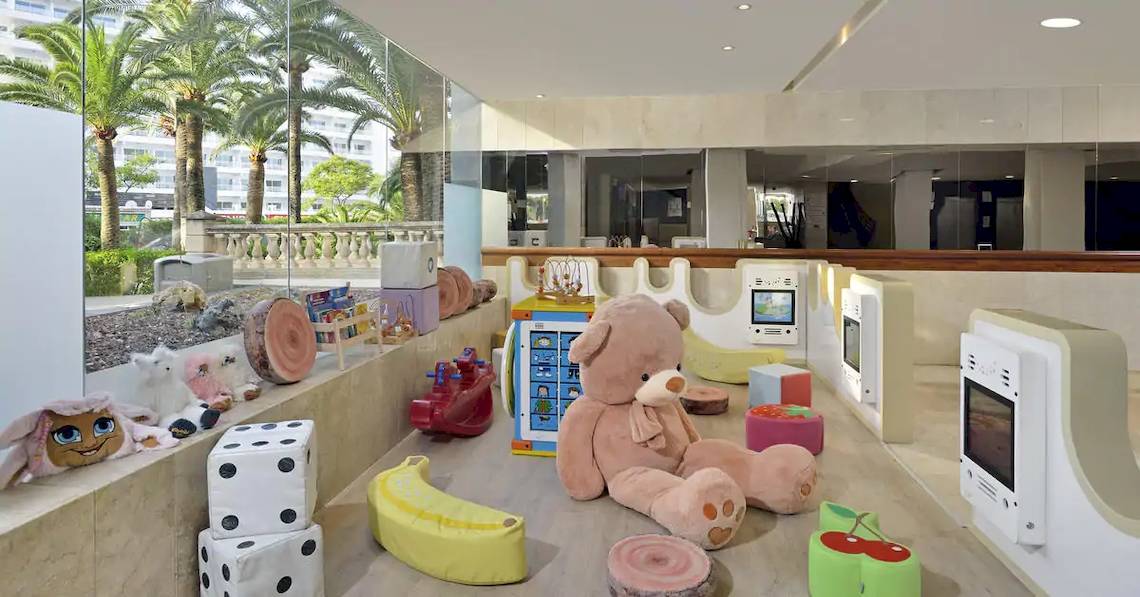 Innenansicht des Kinderspielzimmers im Sol Barbados Hotel mit vielen Spielzeugen und einer großen Teddybär.