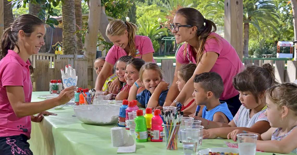 Gruppe von Kindern feiert einen Geburtstag im Freien am Sol Barbados Hotel