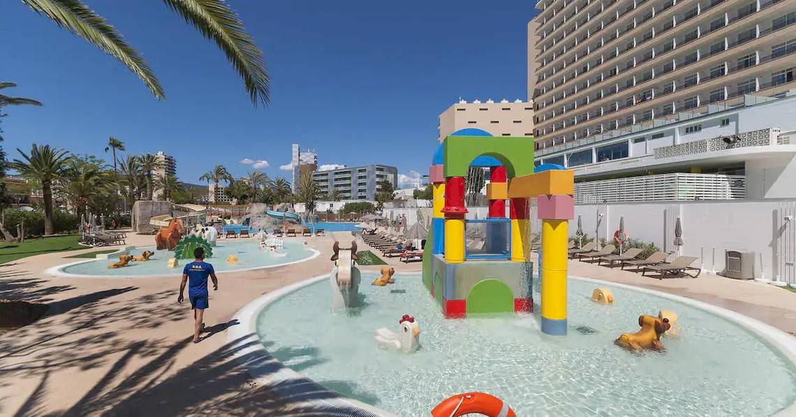 Kinderpool im Sol Barbados Hotel mit bunten Spielfiguren und einem Kind, das Wasser spielt.