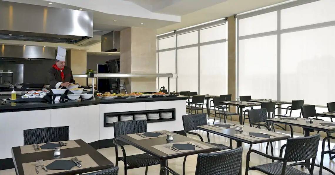Innenansicht des Restaurants im Sol Barbados Hotel mit Buffet und Tischen