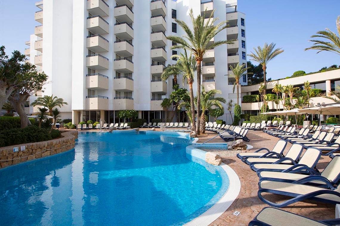 Außenpool und Loungestühle vor dem Hipotels Bahia Grande Hotel