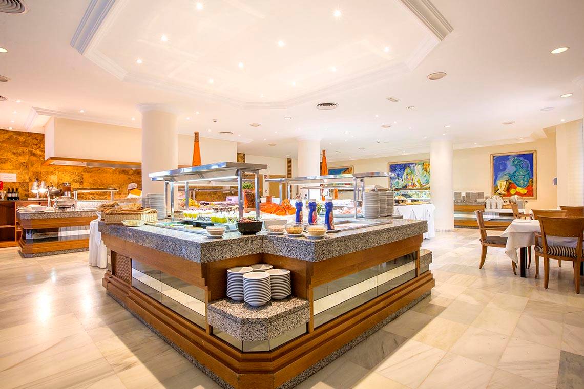 Buffetbereich im Hipotels Bahia Grande mit vielen Speisen und Tischen.