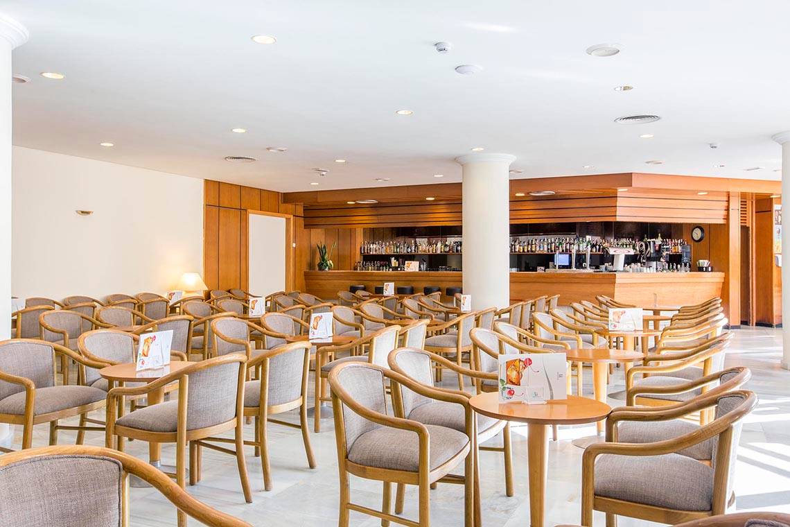Lobby des Hipotels Bahia Grande Hotel mit Sitzgelegenheiten und Bar im Hintergrund