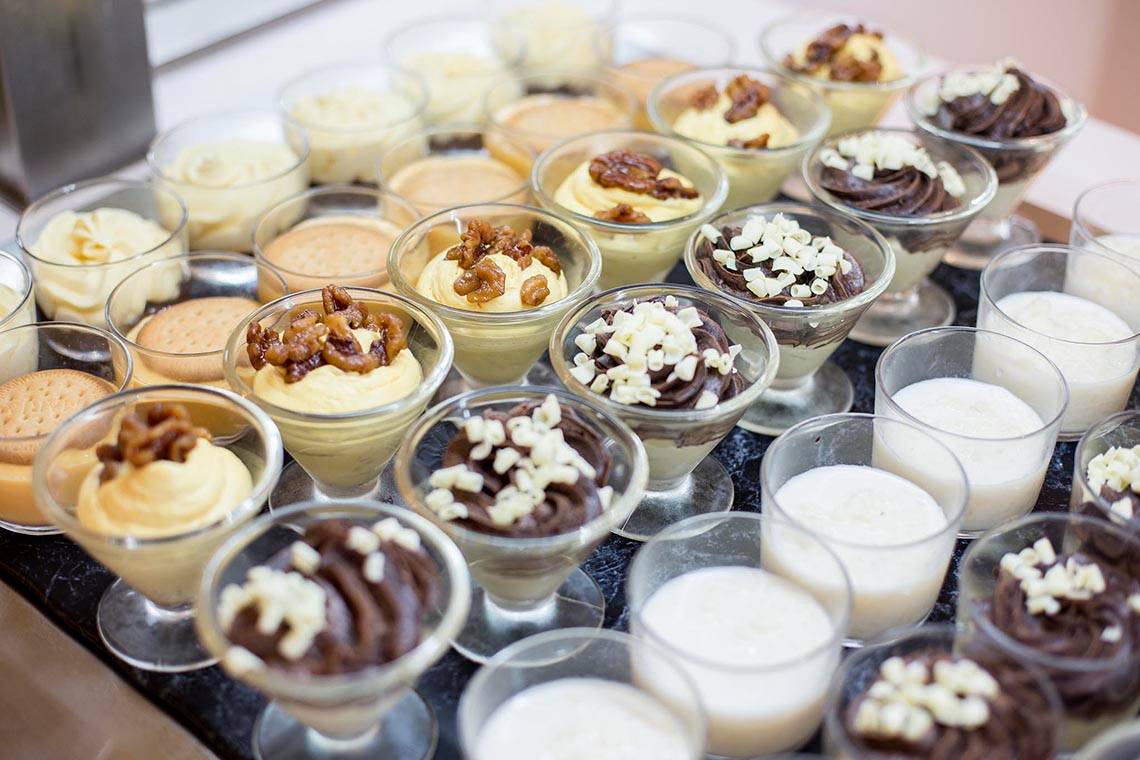 Vielfalt an Desserts im Hipotels Bahia Grande Hotel, serviert in Gläsern mit verschiedenen Toppings.