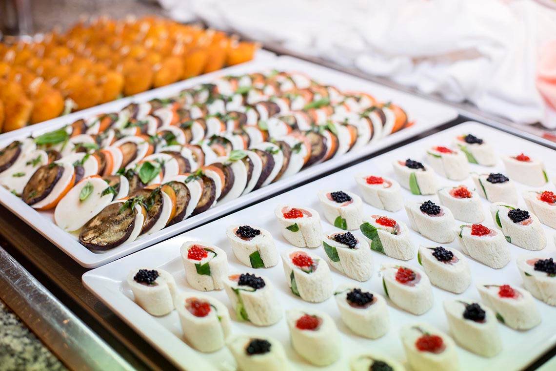 Buffet-Essen im Hipotels Bahia Grande, verschiedene Gerichte auf weißen Tellern serviert.