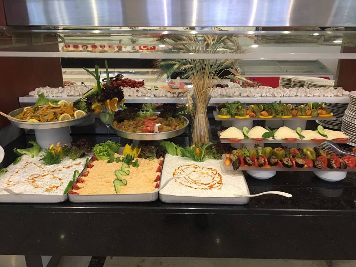Buffettisch im Riviera Hotel & Spa mit verschiedenen Salaten und Gerichten.
