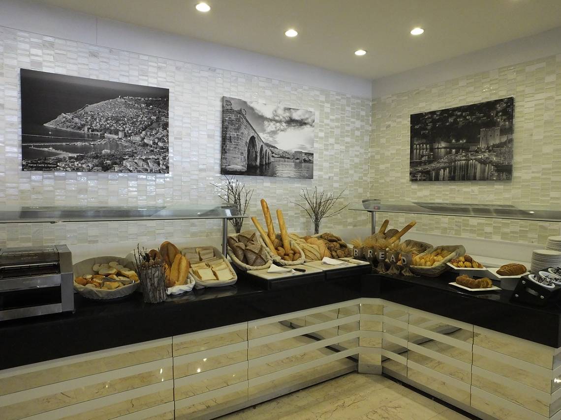 Frühstücksbuffet im Riviera Hotel & Spa mit verschiedenen Brotsorten und Gebäck.