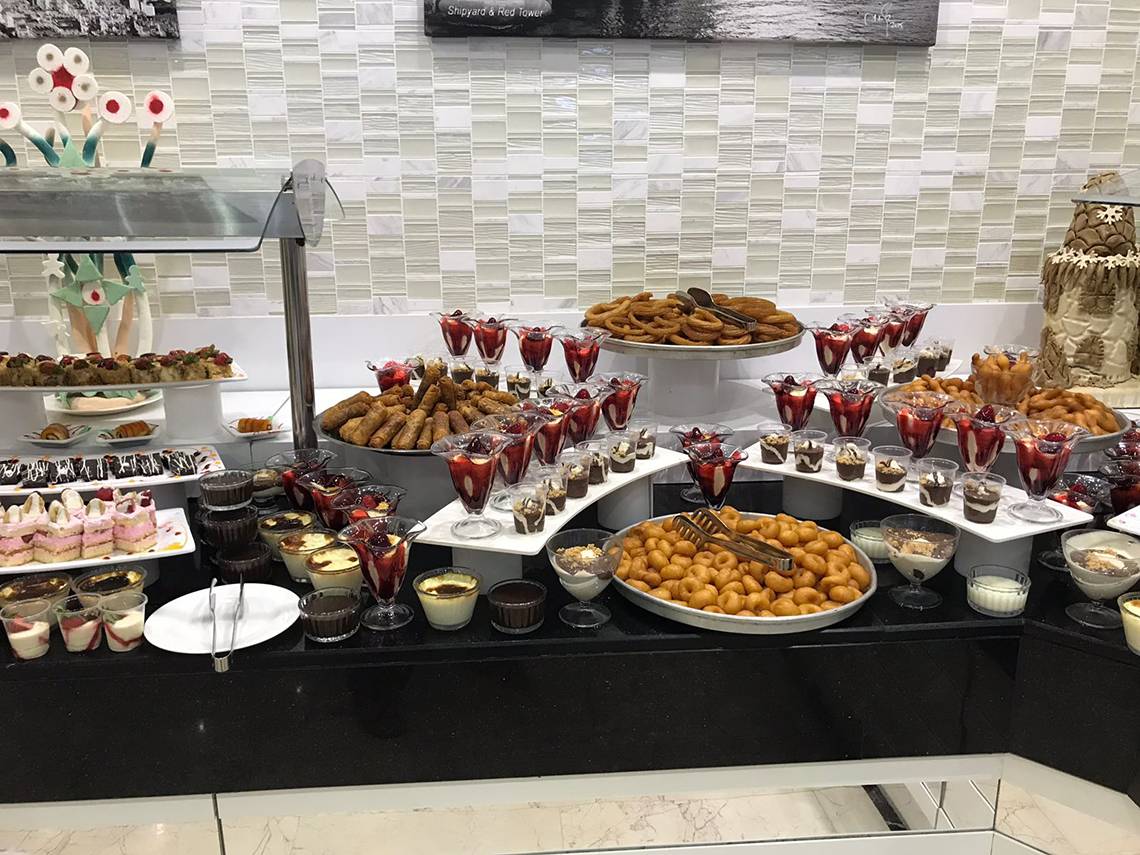 Buffet im Riviera Hotel & Spa mit verschiedenen Desserts, Eisbechern und Makkaronen.