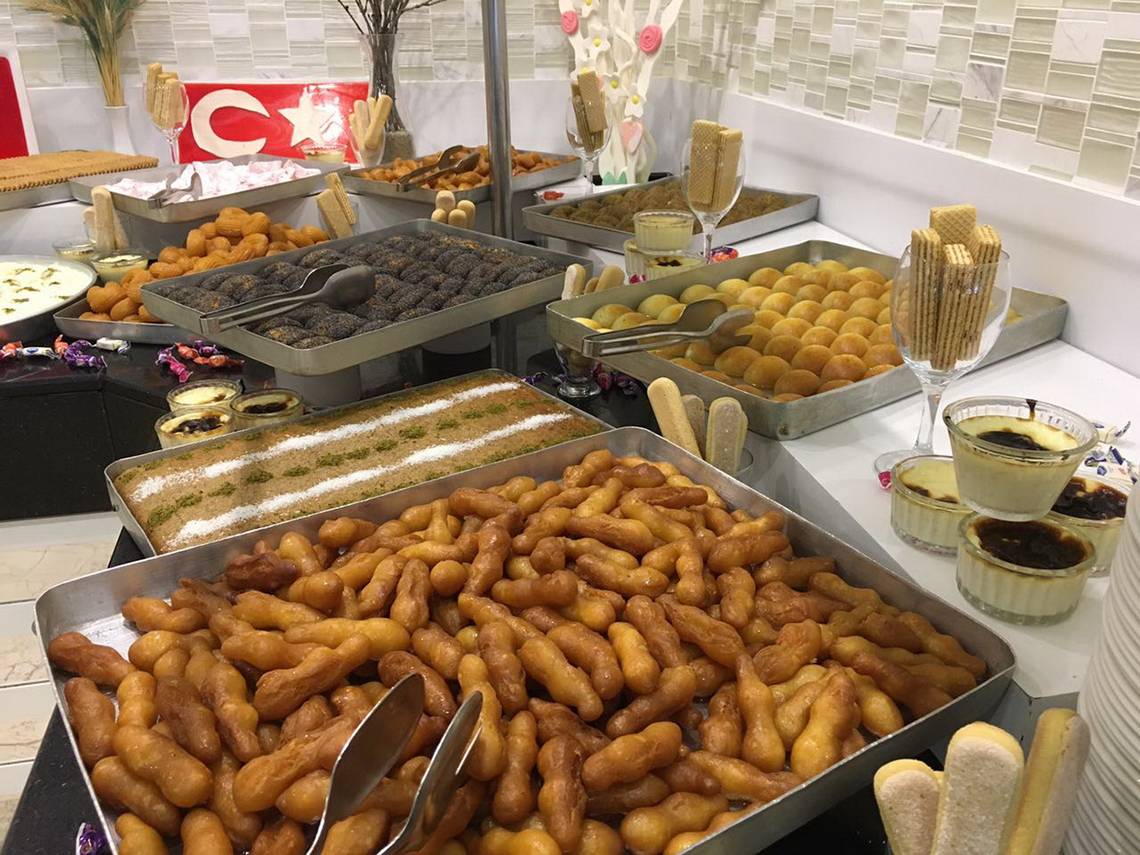Buffet mit vielen Gebaecken und Naschereien im Riviera Hotel & Spa