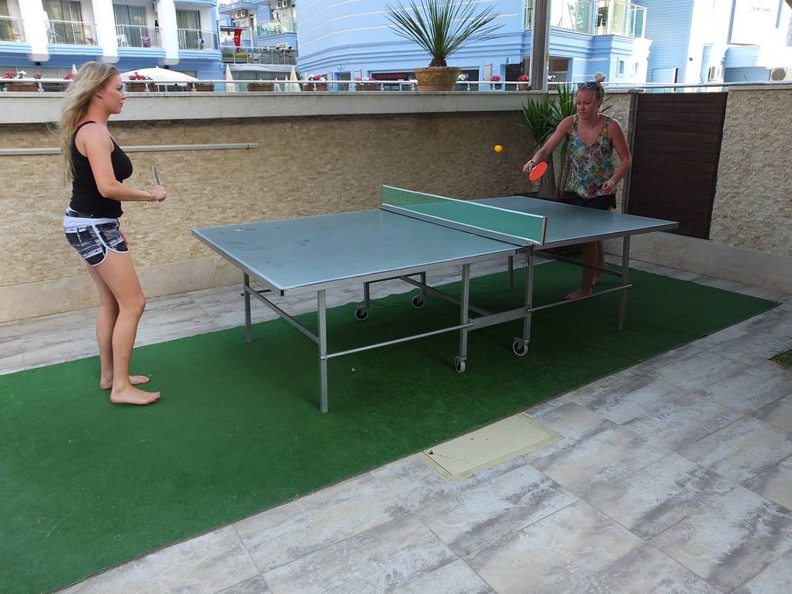 Zwei Frauen spielen Tischtennis auf der Terrasse des Riviera Hotel & Spa.